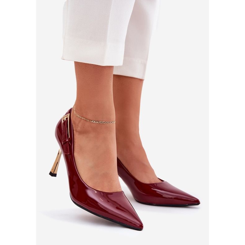 Talons vernis avec une pince bordeaux dorée rouge 1