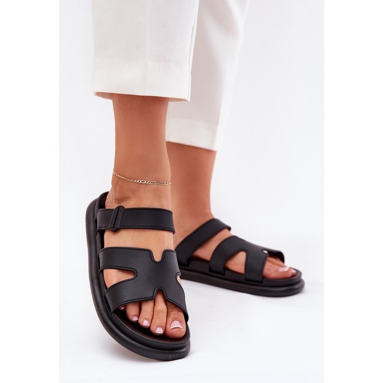 Des pantoufles en caoutchouc pour femmes avec une ceinture noire le noir 2