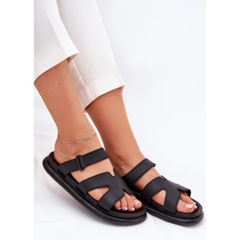 Des pantoufles en caoutchouc pour femmes avec une ceinture noire le noir 7