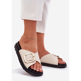Slippers pour femmes sur la plate-forme avec une pince dorée beige 1