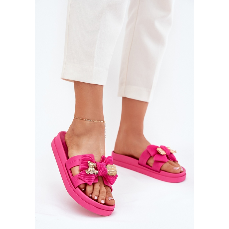 Les tongs pour femmes avec un arc et une broche dorée fuchsia rose 2