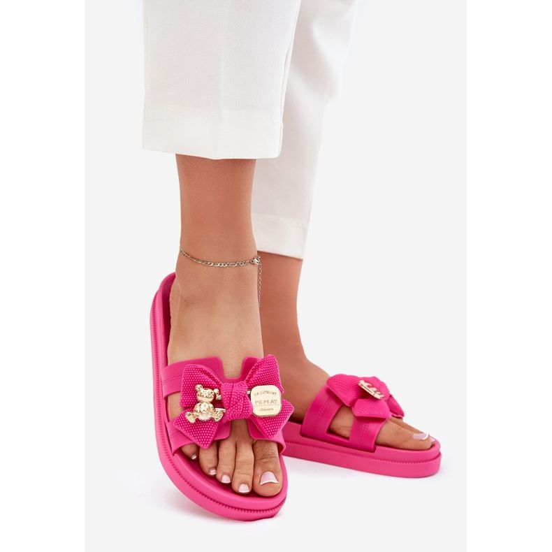 Les tongs pour femmes avec un arc et une broche dorée fuchsia rose 1