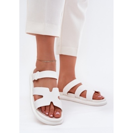 Des pantoufles en caoutchouc pour femmes avec une ceinture blanche 2