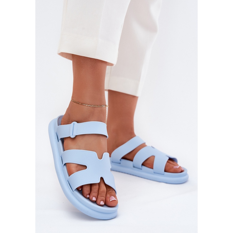 Les tongs en caoutchouc des femmes avec une ceinture bleue 2