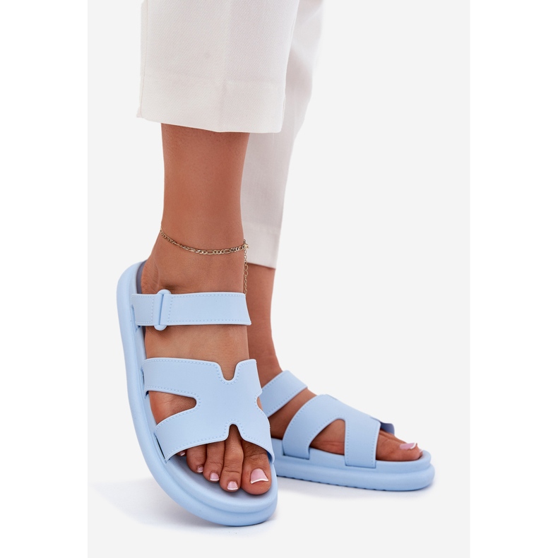 Les tongs en caoutchouc des femmes avec une ceinture bleue 1