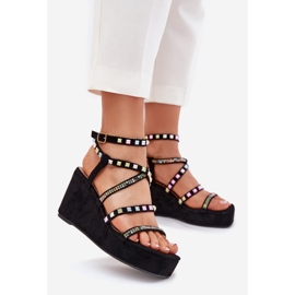 Sandales féminines pour coin avec décoration sur rayures noires le noir 1