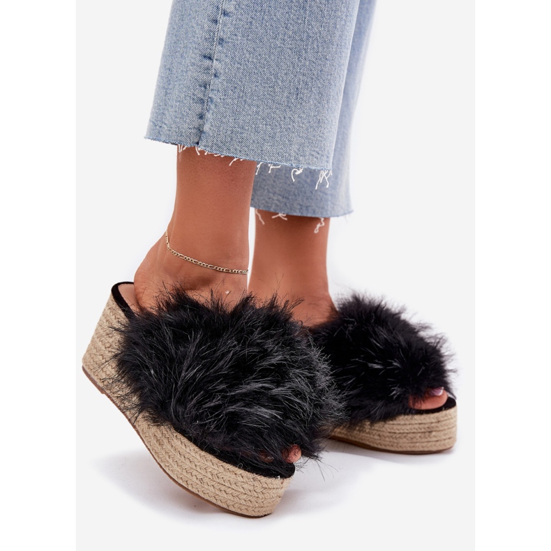 Les tongs des femmes avec un coin avec de la fourrure et du noir 1