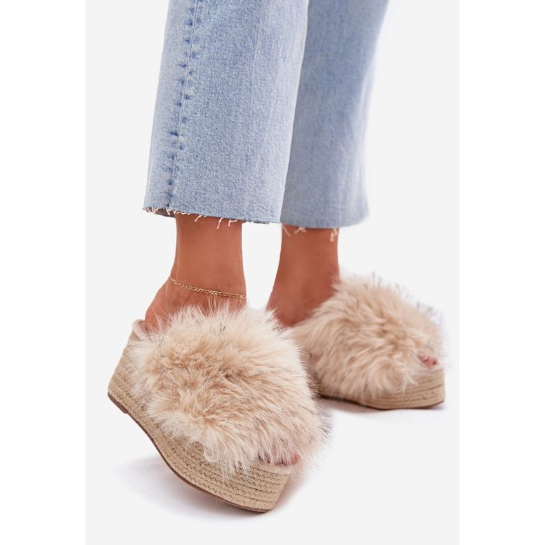 Coins féminins avec coin avec fourrure et tresse beige 1 Coins féminins avec coin avec fourrure et tresse beige 1