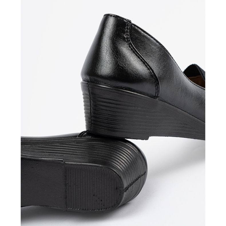 Chaussures classiques des femmes noires 1