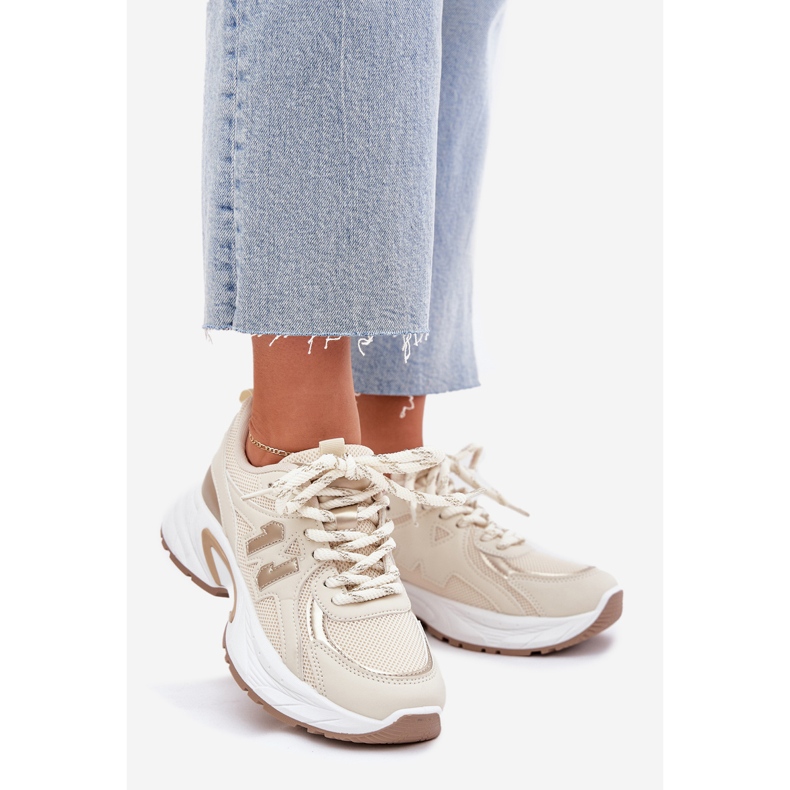 Baskets pour femmes sur une semelle beige massive 1