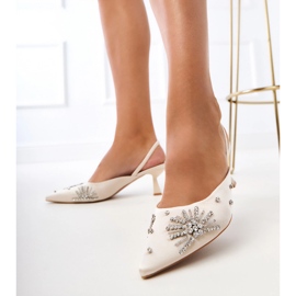 Pompes beige avec zircons et un talon ouvert 1