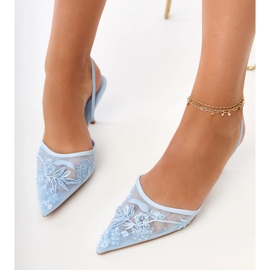Pompes en maille bleue avec des perles 1