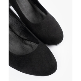 Pompes avec une boucle dorée le noir 4