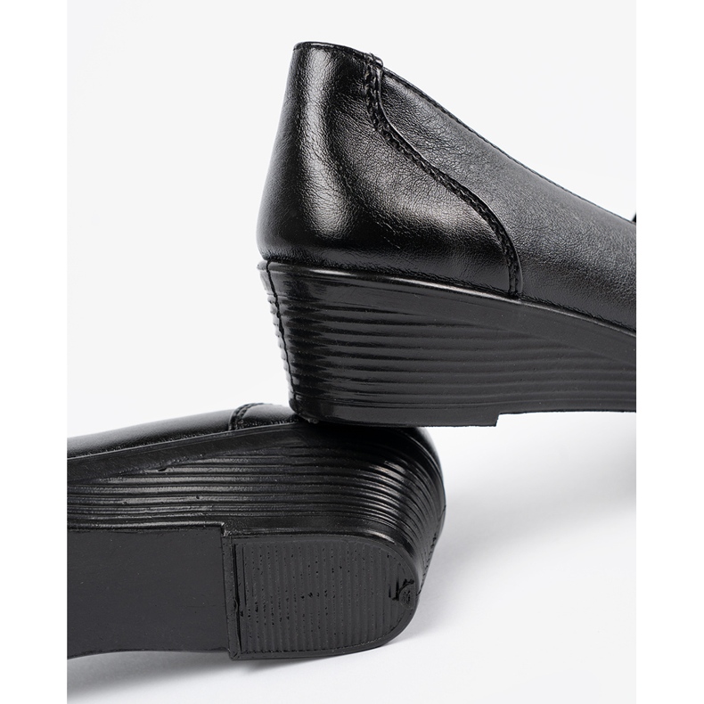 Chaussures des femmes avec une texture de peau de serpent le noir 1