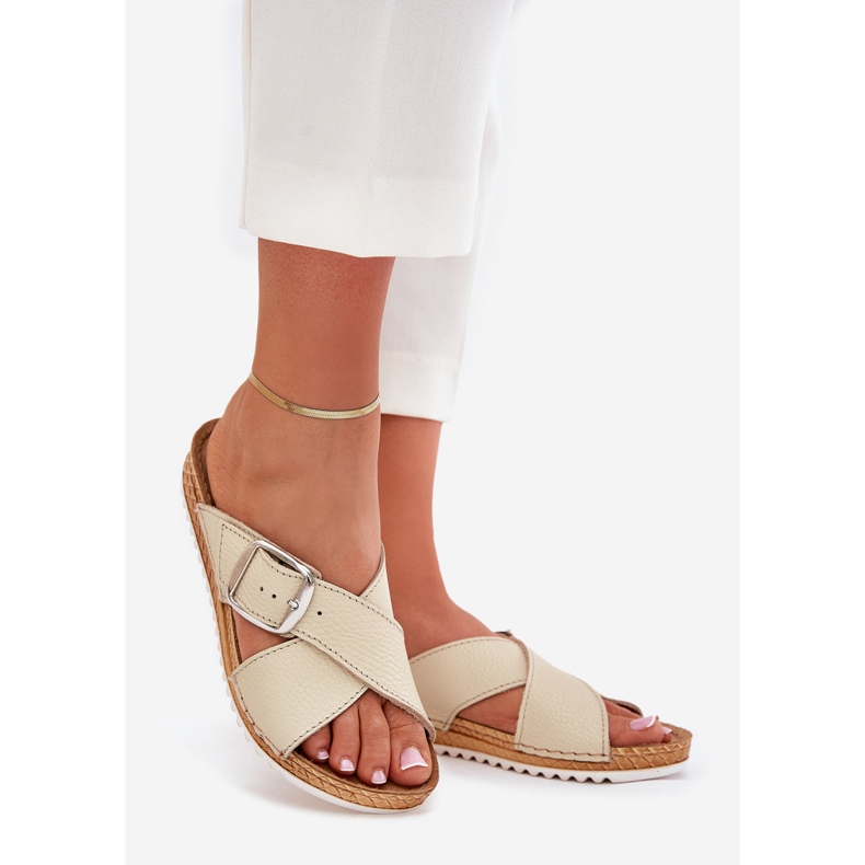 Tongs en cuir féminin avec boucle inblu vo0004gu beige 1