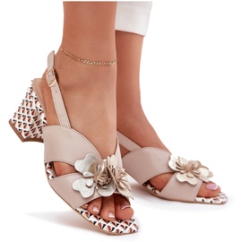 Sandales en cuir féminin sur le poste de fleurs beige Laura Messi 2950 5