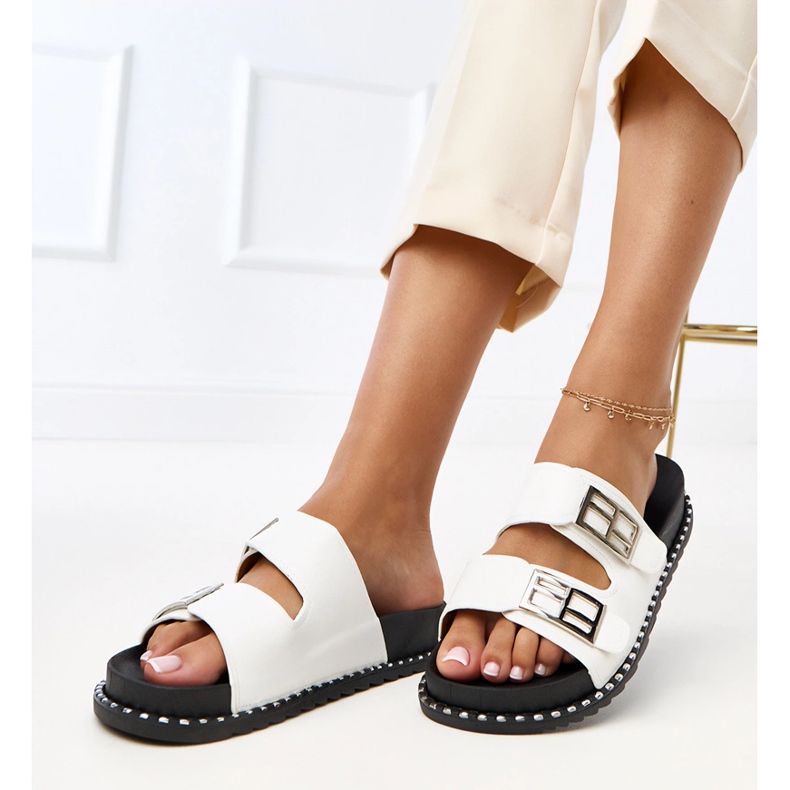 Les tongs blancs sur la plate-forme Blau blanche 1