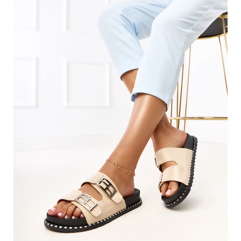 Les tongs beige sur la plate-forme Blau 1 Les tongs beige sur la plate-forme Blau 1