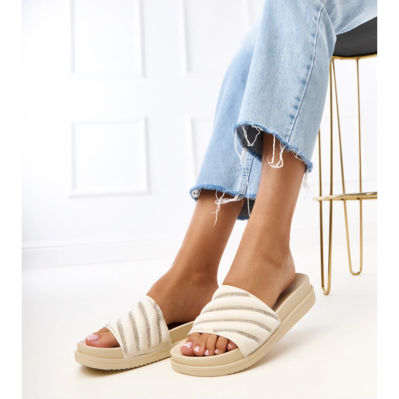 Les tongs beiges avec des zircons Cardon bleu 2