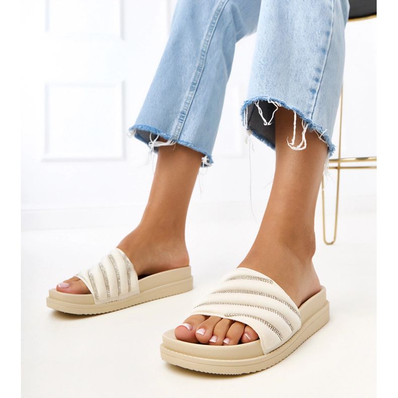 Les tongs beiges avec des zircons Cardon bleu 1