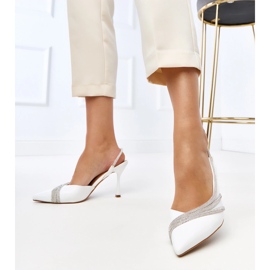 Sandales blanches avec un talon ouvert avec des zircons Lura 5