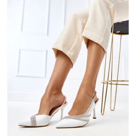 Sandales blanches avec un talon ouvert avec des zircons Lura 2
