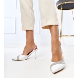 Sandales blanches avec un talon ouvert avec des zircons Lura 4