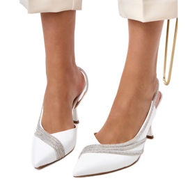 Sandales blanches avec un talon ouvert avec des zircons Lura 6