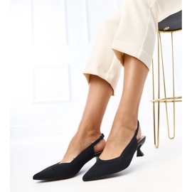 Pompes en matière noire avec cassie à talon bas 2