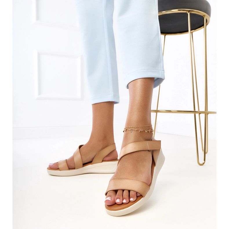 Sandales beige sur un verkado à coin bas 2