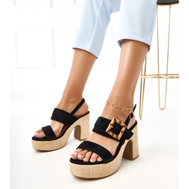 Sandales noires sur le poteau décorées avec une pince Elevira le noir 1 Sandales noires sur le poteau décorées avec une pince Elevira le noir 1