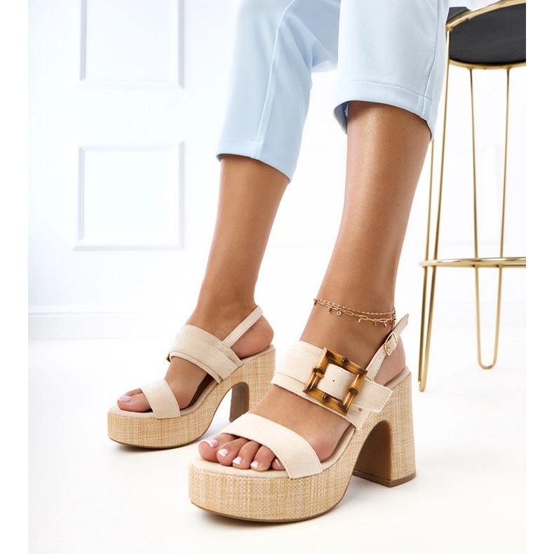 Sandales beiges sur le poteau décorées avec une pince Elevira 1 Sandales beiges sur le poteau décorées avec une pince Elevira 1