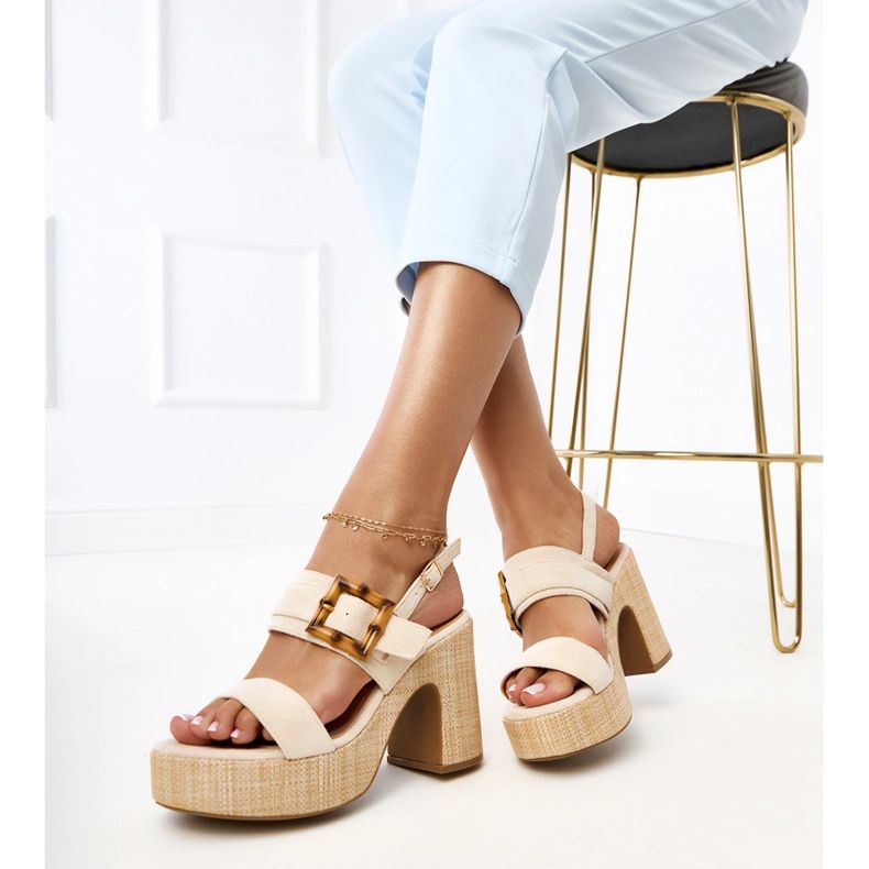 Sandales beiges sur le poteau décorées avec une pince Elevira 2 Sandales beiges sur le poteau décorées avec une pince Elevira 2