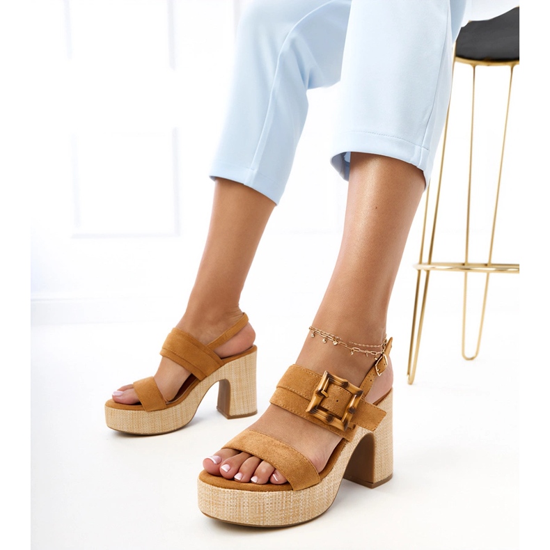 Sandales brunes sur le poteau décoré avec une pince Elevira 1