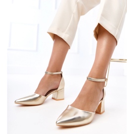 Pompes dorées sur le poteau fixé sur les cubes de keris d'or 1 Pompes dorées sur le poteau fixé sur les cubes de keris d'or 1