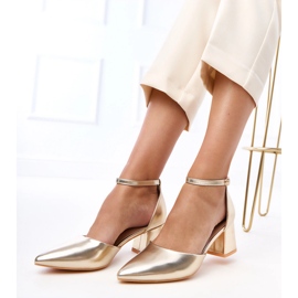 Pompes dorées sur le poteau fixé sur les cubes de keris d'or 2 Pompes dorées sur le poteau fixé sur les cubes de keris d'or 2