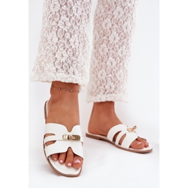 Boto Les tongs plats des femmes avec une sangle et un détail doré Kerenza blanc 2