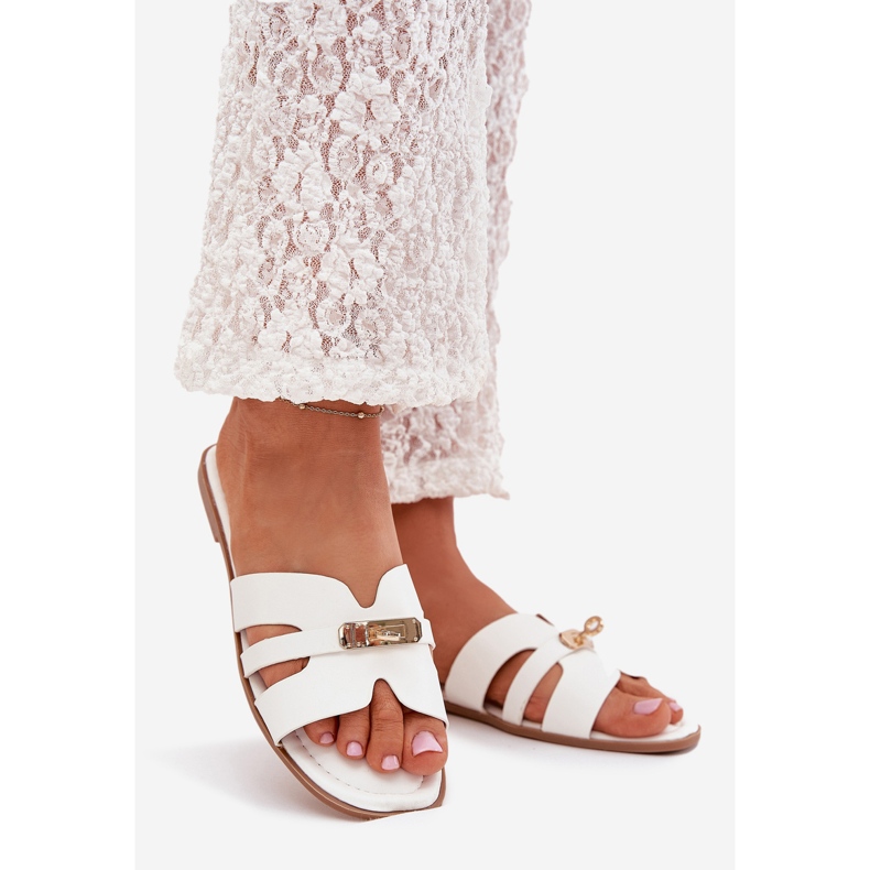 Boto Les tongs plats des femmes avec une sangle et un détail doré Kerenza blanc 1