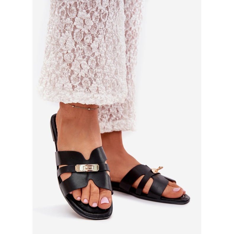 Boto Les tongs plats des femmes avec une sangle et un détail doré Kerenza noir 1