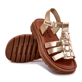 Sandales des filles avec un détail en or décoratif doré 3
