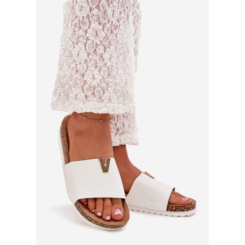 Boto Les tongs pour femmes sur une plate-forme en liège avec un détail décoratif de vesira blanc 1