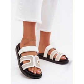 Boto Les tongs pour femmes sur la plate-forme avec Velcro Kovira blanc 2