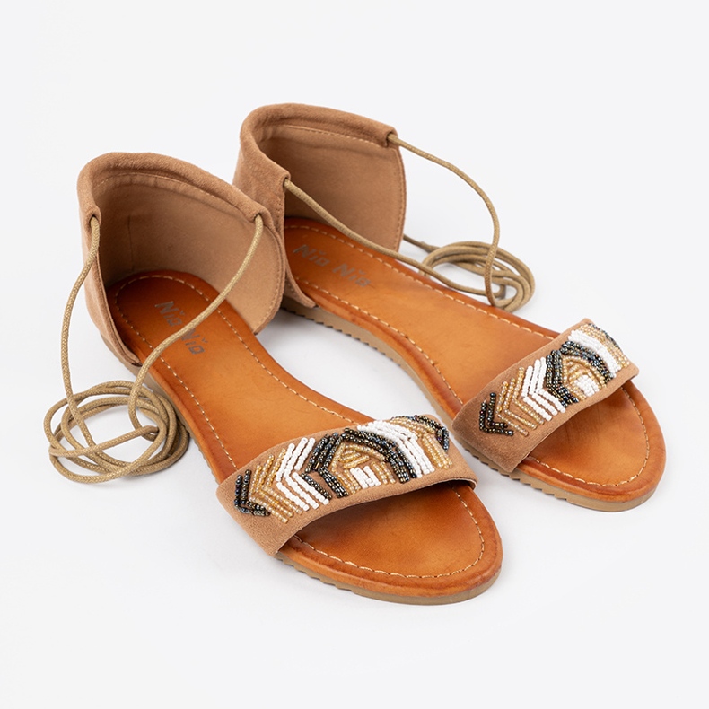 Shelvt Roumains bruns avec des perles colorées 1