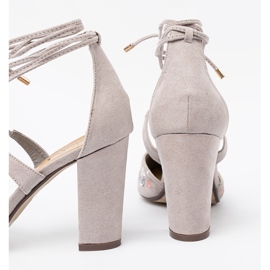 Shelvt Pompes attachées avec un motif floral gris 1 Shelvt Pompes attachées avec un motif floral gris 1