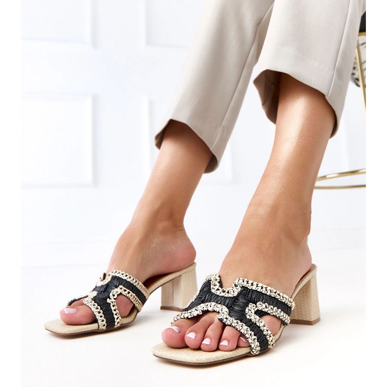 Les tongs du crochet noir sur le post Samita le noir 1 Les tongs du crochet noir sur le post Samita le noir 1