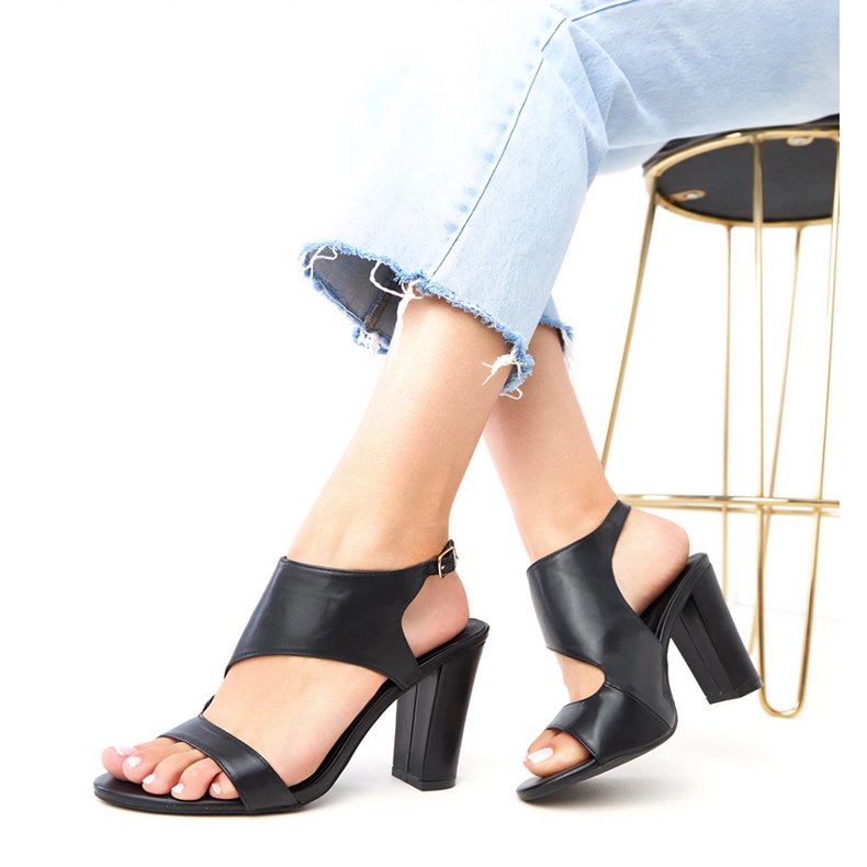 Sandales noires sur le poste fixées avec des cubes Sergida le noir 2