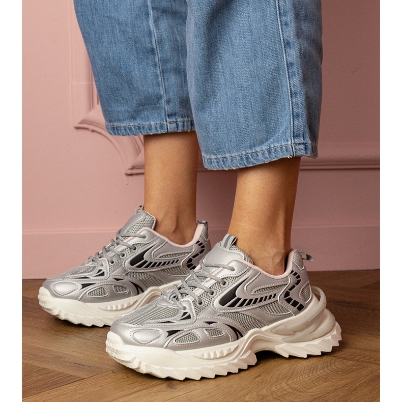 Baskets sportives argentées sur une semelle élégante 1 Baskets sportives argentées sur une semelle élégante 1