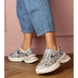 Baskets sportives argentées sur une semelle élégante 2 Baskets sportives argentées sur une semelle élégante 2