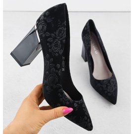 Pumps pour femmes avec des fleurs sur le post Black Vinceza 62254 le noir 1