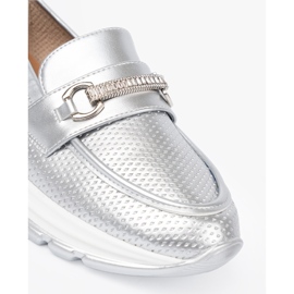 Shelvt Mocassins en argent avec un élément doré décoratif 1